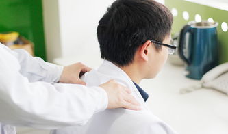 经络按摩是一种传统的中医疗法，通过按摩身体的经络和穴位，可以调和气血，缓解疼痛，促进身体的健康和舒适。下面介绍头部按摩、颈部按摩、上肢按摩、胸背部按摩、下肢按摩、腹部按摩、足部按摩和经络刮痧等方面的经络按摩方法。
