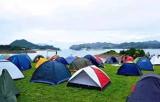 露营是一项极具吸引力的户外活动，可以让人们远离城市的喧嚣，与大自然亲密接触