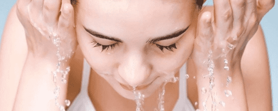 擦完保湿水多久擦乳液 涂完保湿水要清洗掉吗？